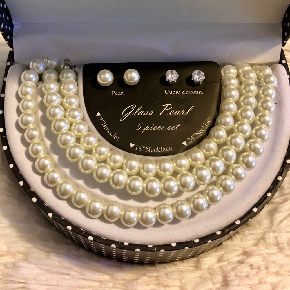 Five Piece Pearl Jewelry Set (Pearl White)